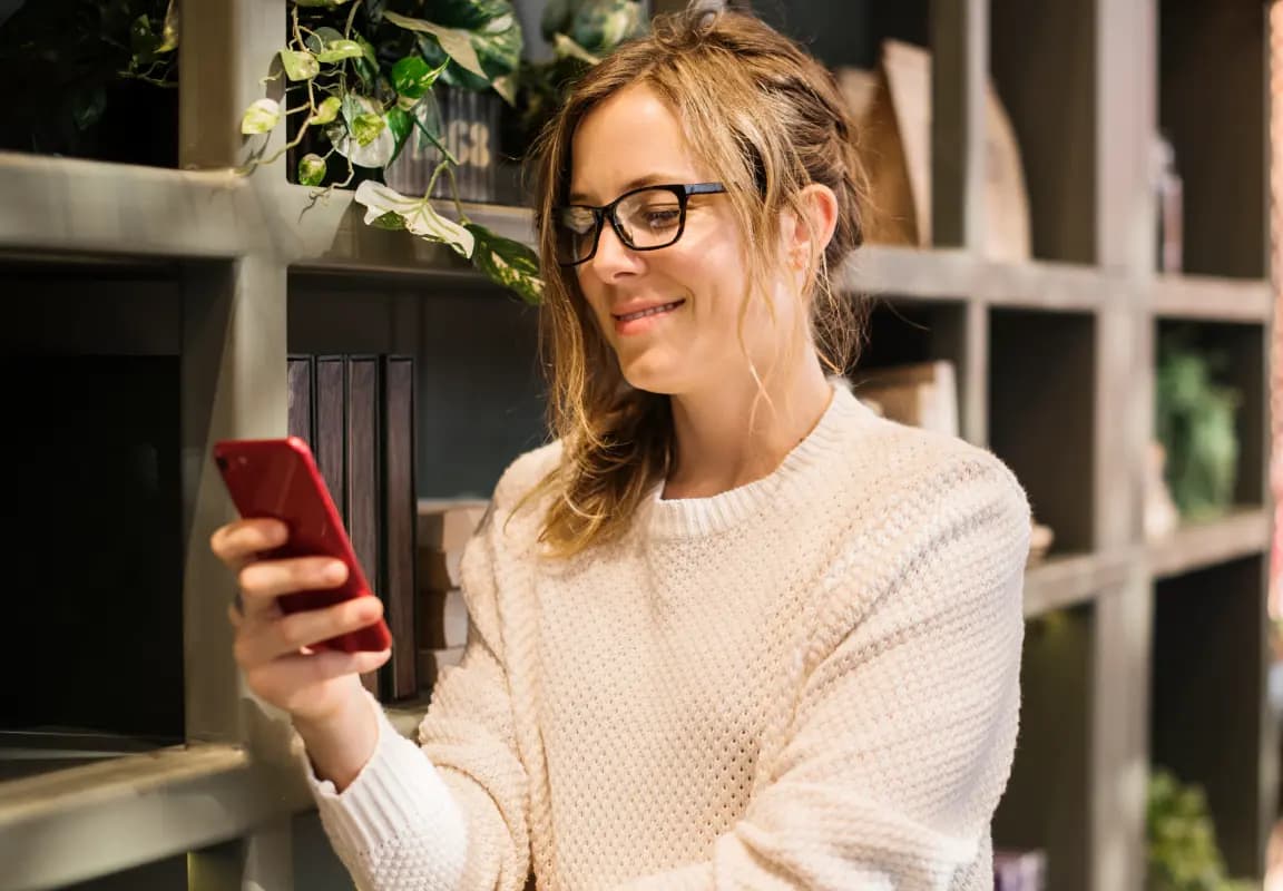 Femme consultant son horoscope sur smartphone, illustrant une analyse astrologique personnalisée et approfondie.