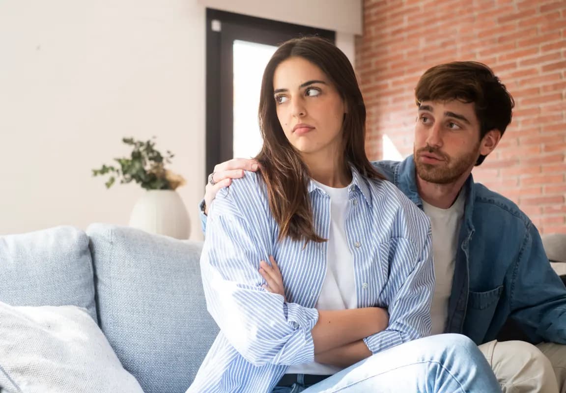 Couple traversant une période de doute amoureux, illustrant une consultation de voyance sentimentale et relationnelle