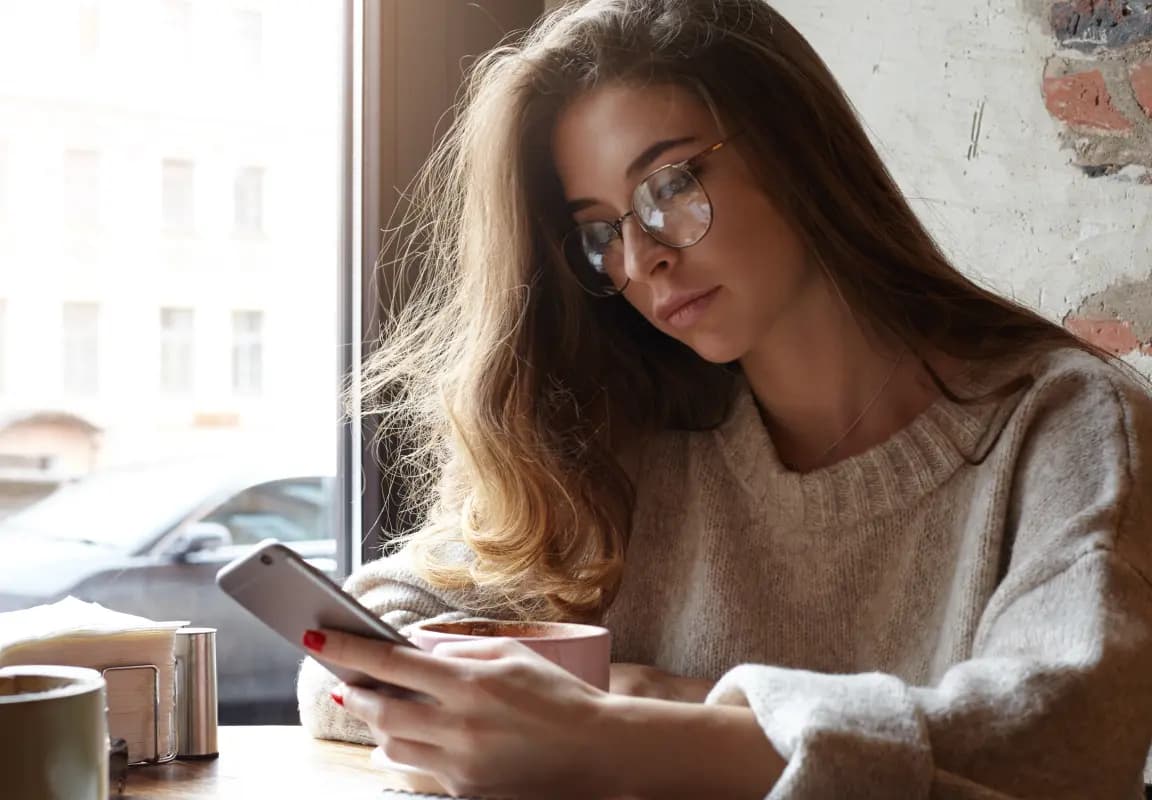 Femme réfléchissant à des questions du quotidien, consultant une voyance en ligne pour obtenir des réponses et une guidance
