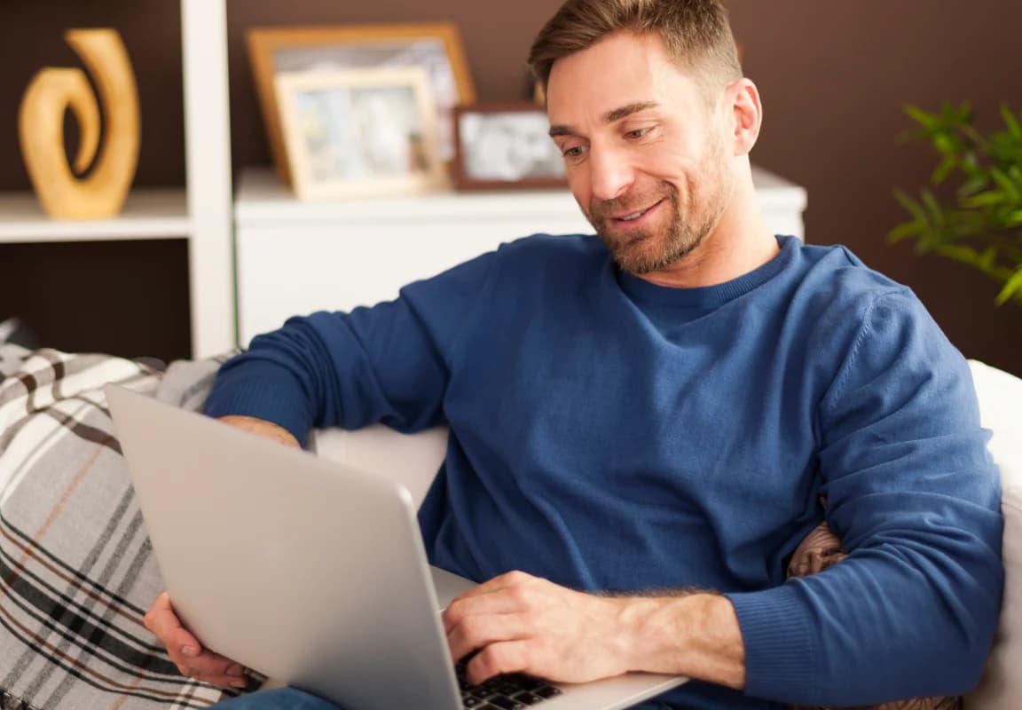 Expert rédigeant une consultation de voyance par écrit