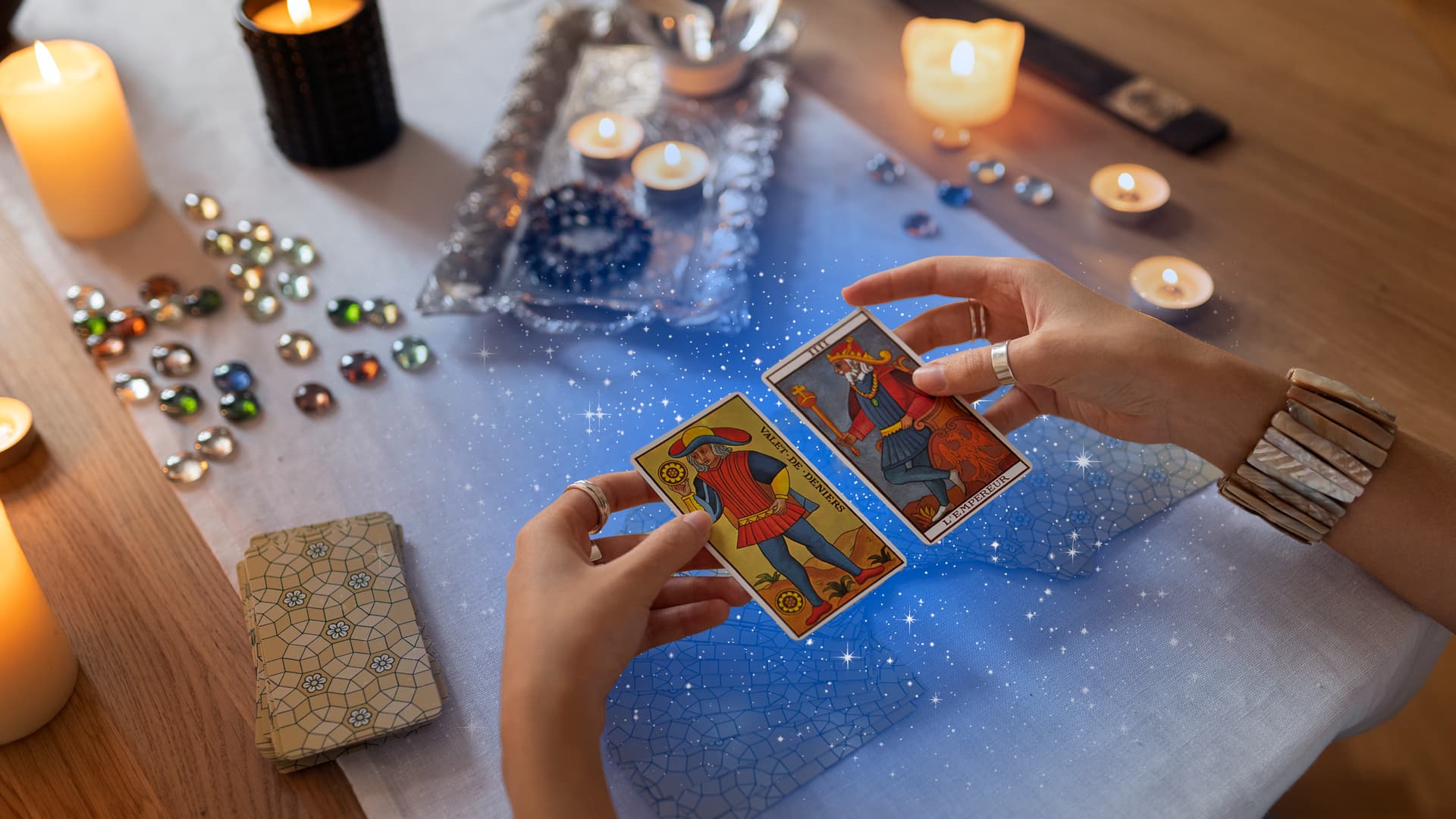 Lecture de cartes de tarot dans une ambiance magique avec bougies et cristaux – Offre de bienvenue IdealVoyance