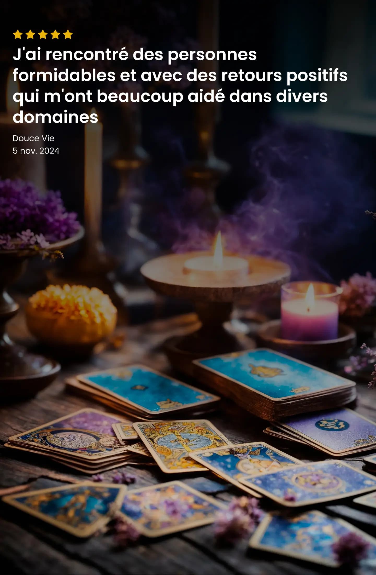 Témoignage client sur fond de cartes de tarot et bougies allumées, ambiance mystique et rassurante