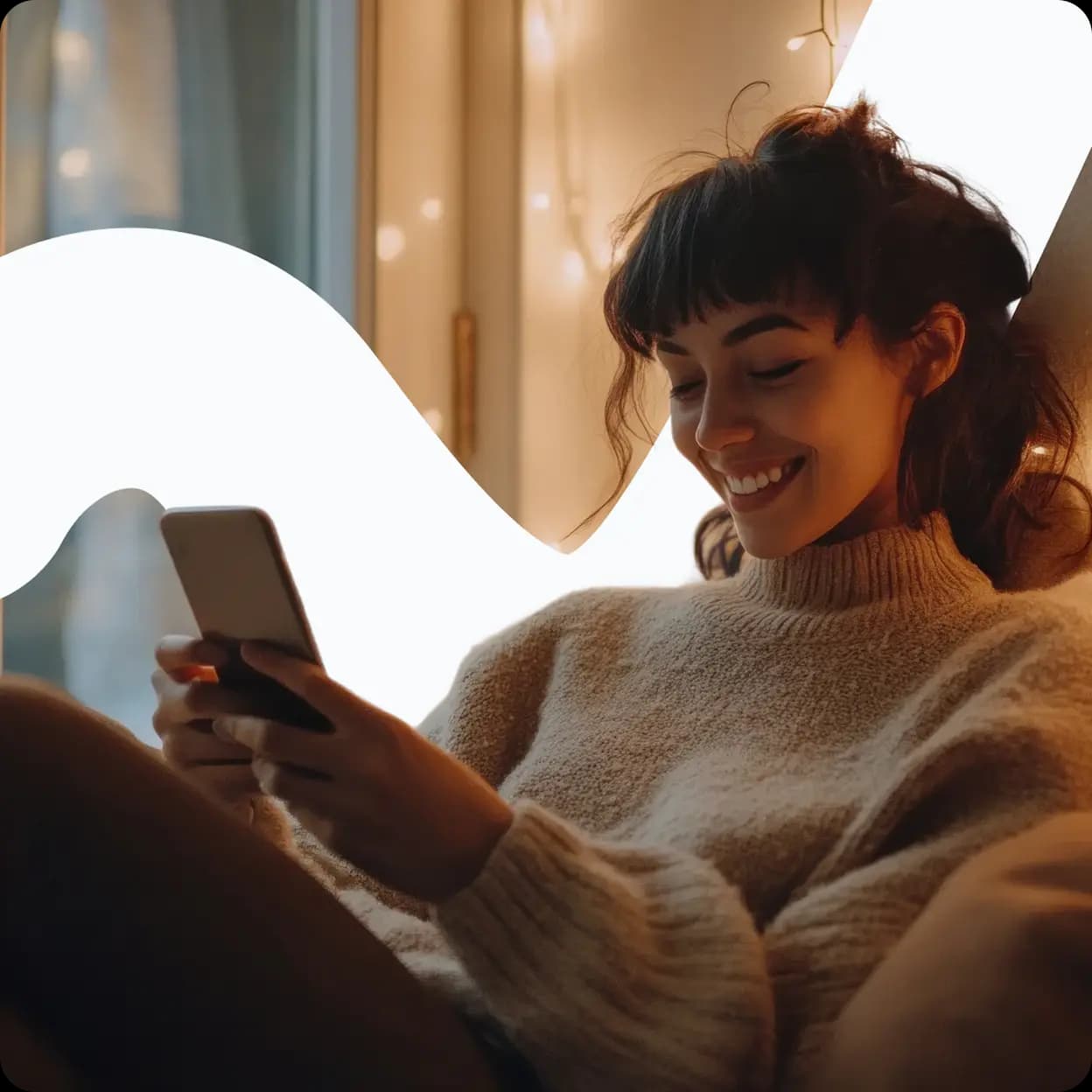 Femme consultant une voyance et une analyse astrologique en ligne pour une guidance personnalisée.