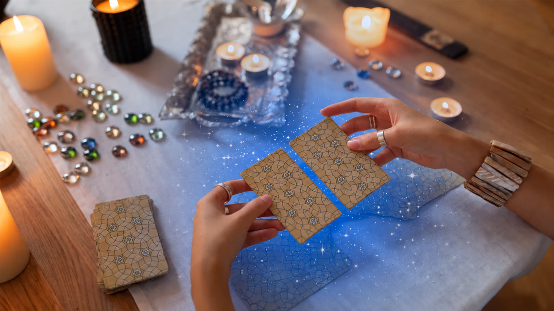 Lecture de cartes de tarot dans une ambiance magique avec bougies et cristaux – Offre de bienvenue IdealVoyance
