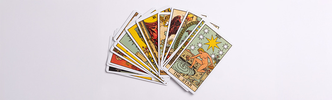 Éventail de cartes de tarot illustrées, représentant la divination, l’interprétation des symboles et la lecture de l’avenir en voyance