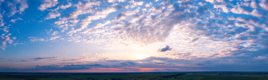 Ciel lumineux à l’horizon avec des nuages ouverts, symbole d’espoir, de clarté mentale et de guidance vers un avenir apaisé