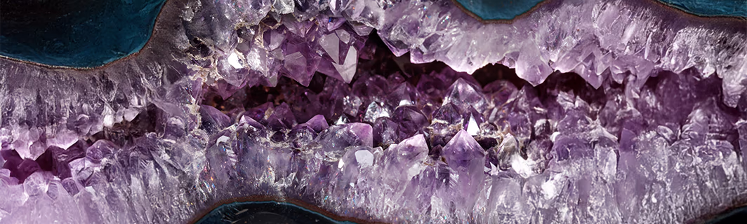 Cristaux d’améthyste aux teintes violettes, symbolisant l’énergie spirituelle, la purification et l’équilibre intérieur en lithothérapie