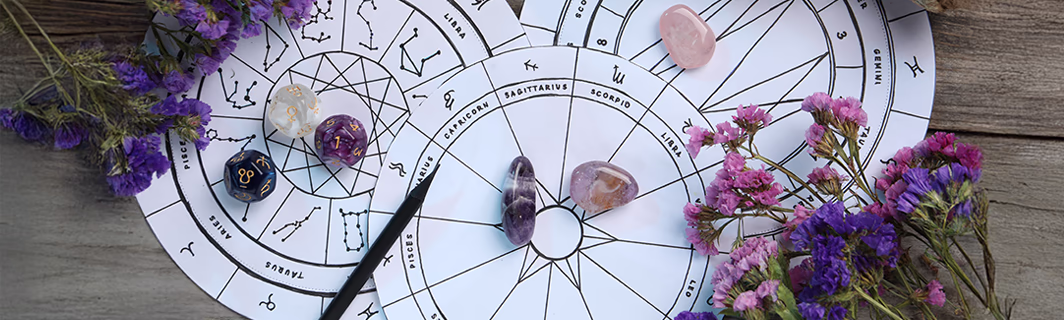 Roue astrologique entourée de cristaux et d’objets divinatoires, symbolisant le tirage, la guidance spirituelle et l’interprétation des signes astrologiques