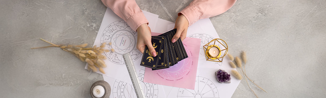 Tirage de cartes de tarot sur un support astrologique, illustrant la guidance, l’interprétation intuitive et la consultation de voyance personnalisée