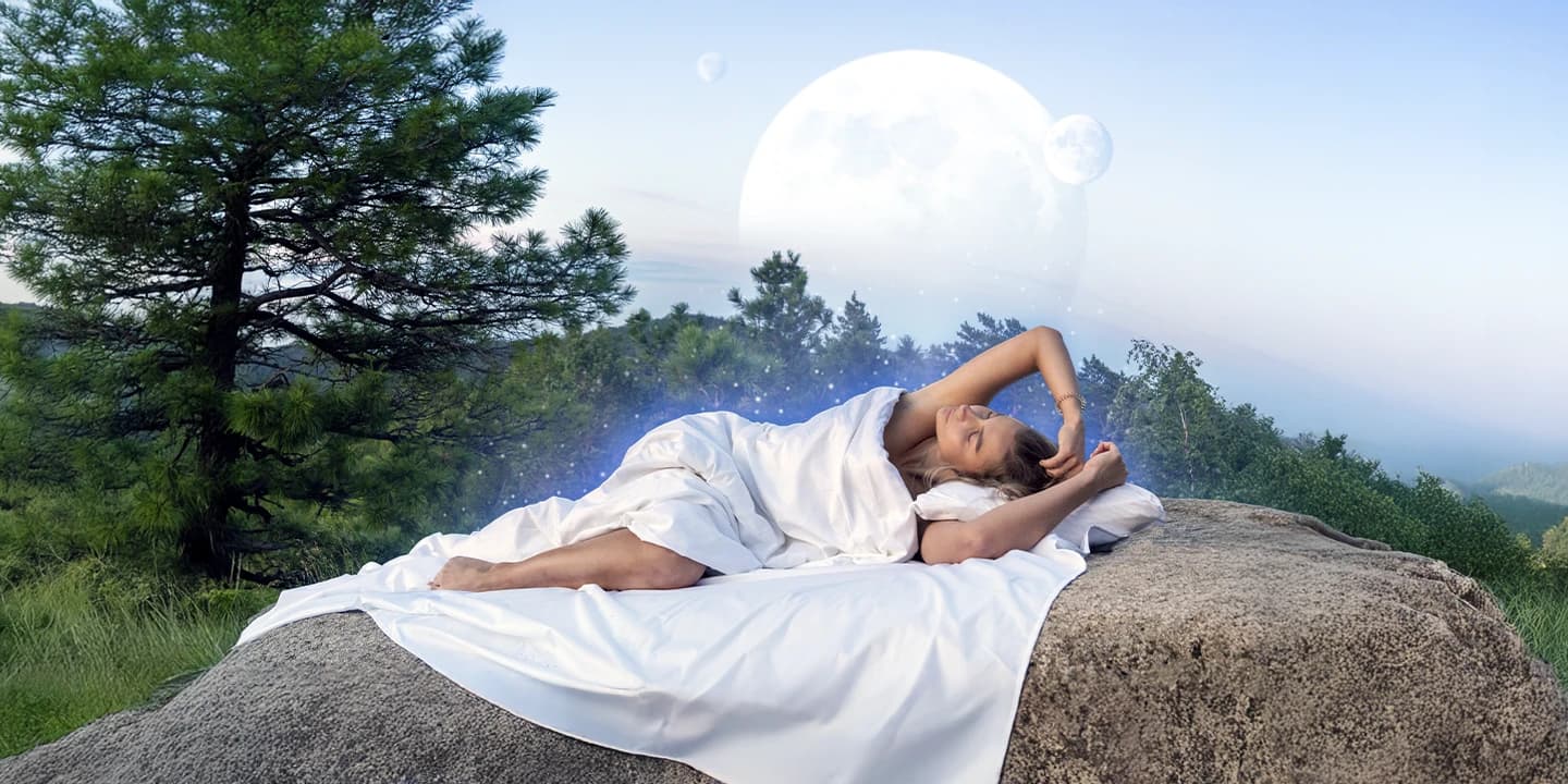 Femme endormie sous la pleine lune en pleine nature, illustration sur les rêves prémonitoires et leur interprétation pour IdealVoyance.