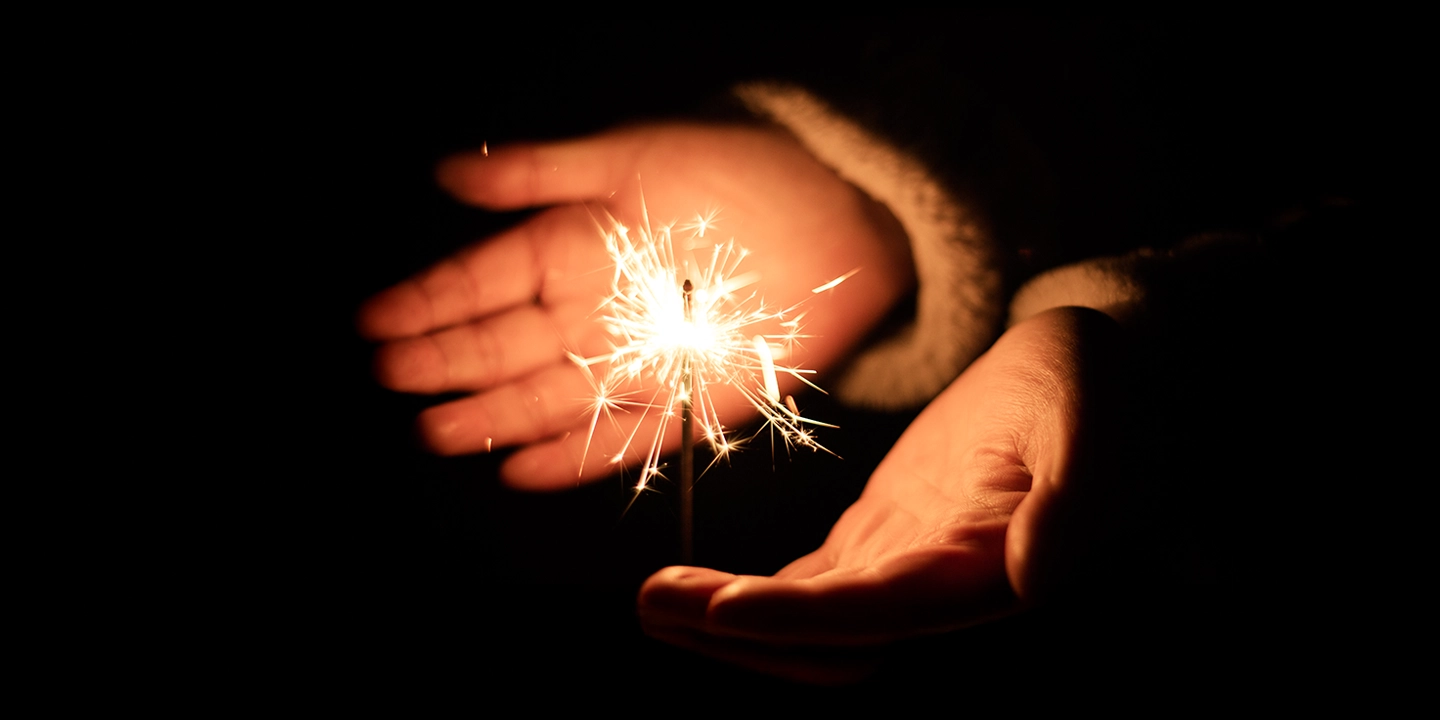 Rituel de transition entre 2025 et 2026 symbolisé par une étincelle lumineuse, représentant la libération du passé, le renouveau spirituel et les intentions pour la nouvelle année.