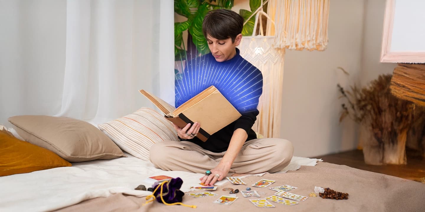 Illustration d’une cartomancienne lisant un ancien grimoire entourée de cartes de tarot, symbole des origines mystiques et historiques de la cartomancie.