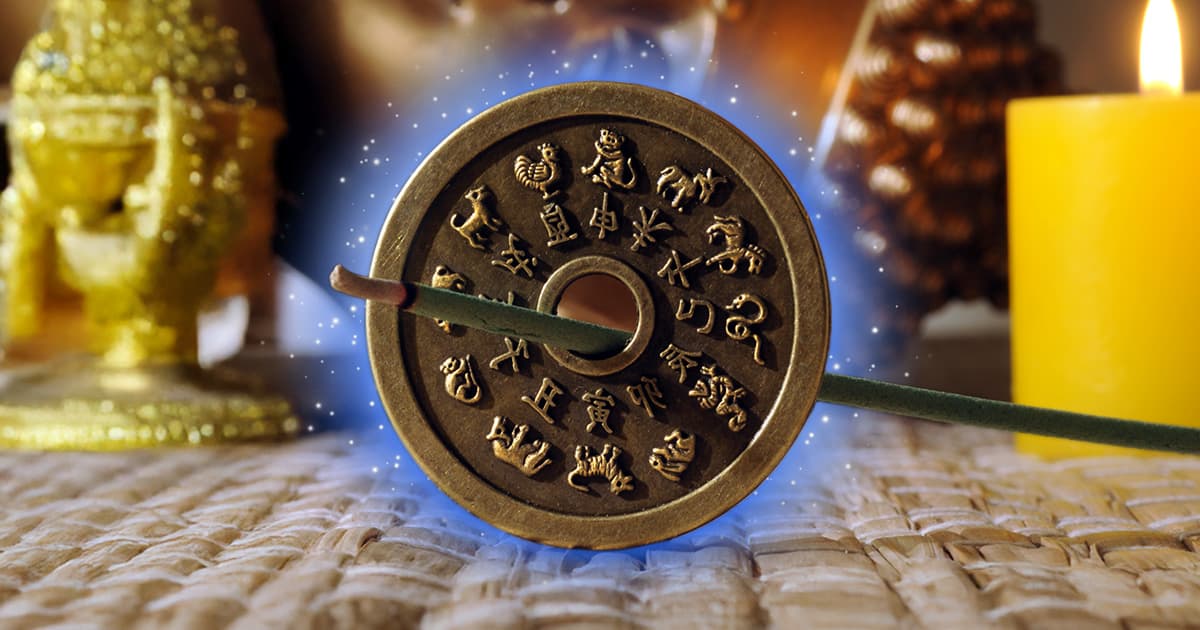 Pièce chinoise traditionnelle entourée de symboles astrologiques avec bâton d’encens – Illustration pour l’article IdealVoyance sur les signes de l’astrologie chinoise et leur signification personnelle