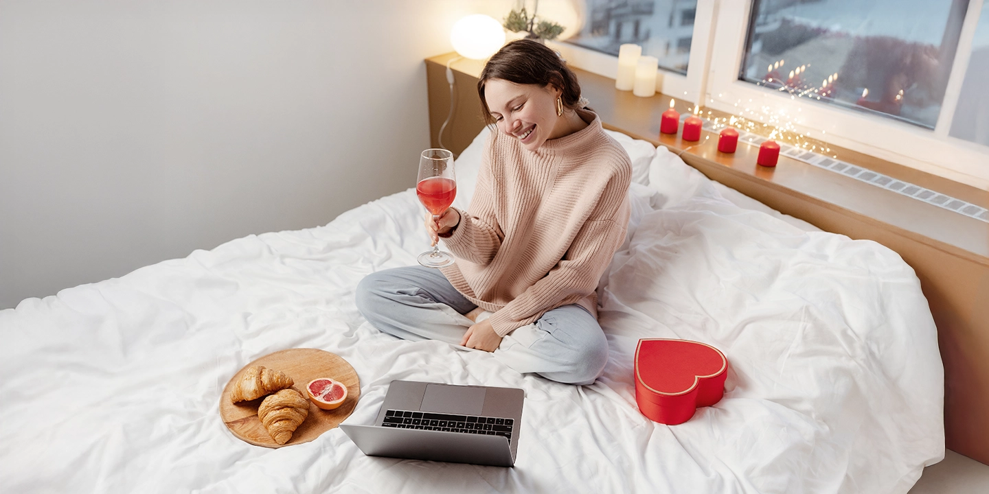 Femme profitant d’un moment de calme et de réflexion à la Saint-Valentin, symbolisant l’introspection amoureuse et le questionnement sur ses sentiments, propices à une consultation pour mieux comprendre sa vie affective.