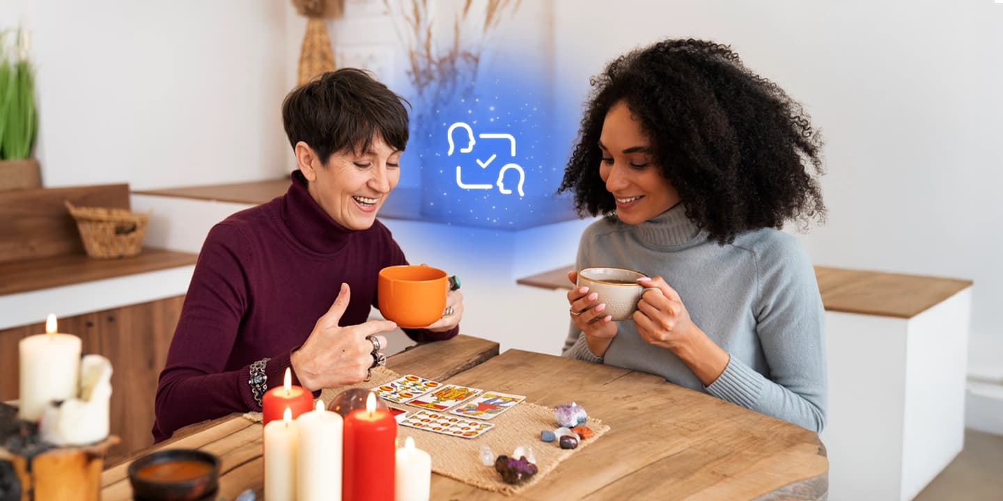 Deux femmes partagent un moment de guidance spirituelle autour d’un tirage de cartes – Illustration de couverture pour l’article IdealVoyance « 5 conseils pour choisir un bon voyant ou médium »