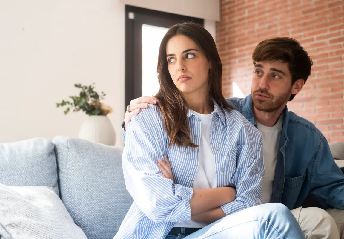 Couple traversant une période de doute amoureux, illustrant une consultation de voyance sentimentale et relationnelle