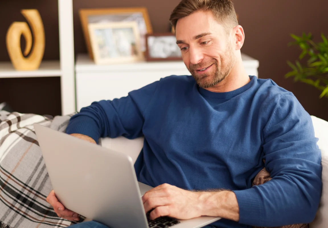 Expert rédigeant une consultation de voyance par écrit